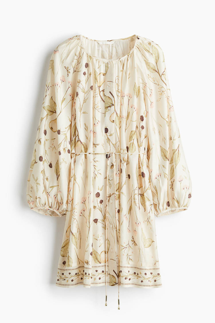 Dress with a large silhouette with a tie at the waist
