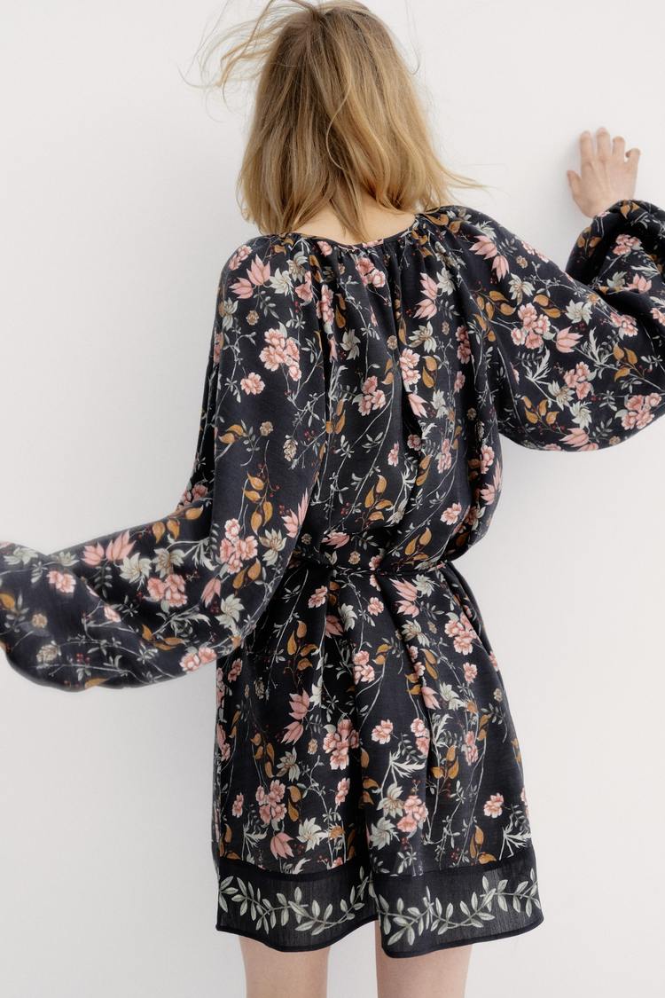Dress with a large silhouette with a tie at the waist