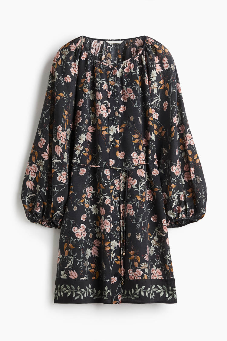 Dress with a large silhouette with a tie at the waist