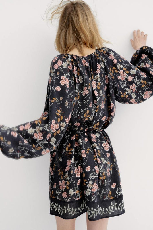 Dress with a large silhouette with a tie at the waist