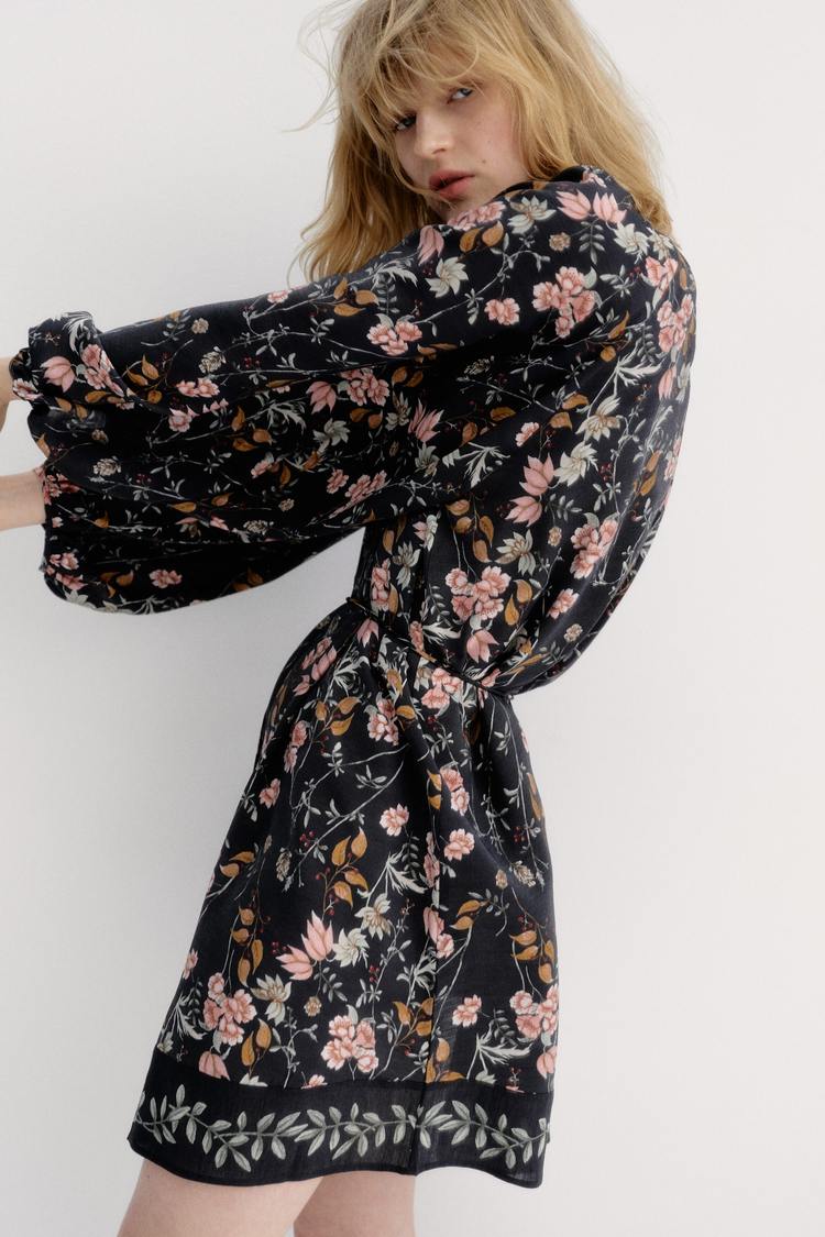 Dress with a large silhouette with a tie at the waist