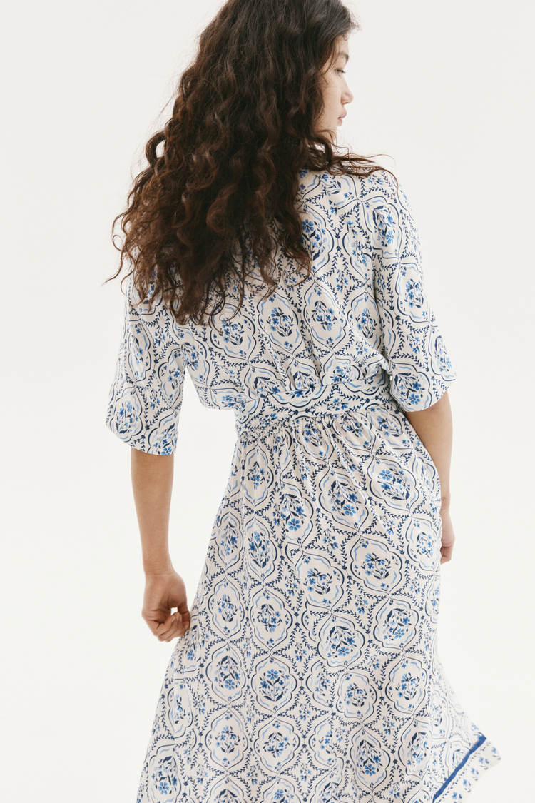 Shirt-style dress with a tie at the waist