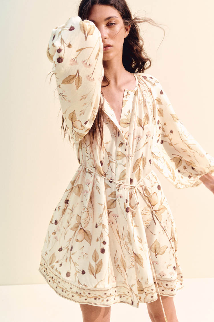 Dress with a large silhouette with a tie at the waist